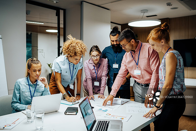 商务人士开发新的创业项目图片素材