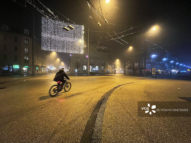 男子在比尔市中心中央广场骑自行车图片素材