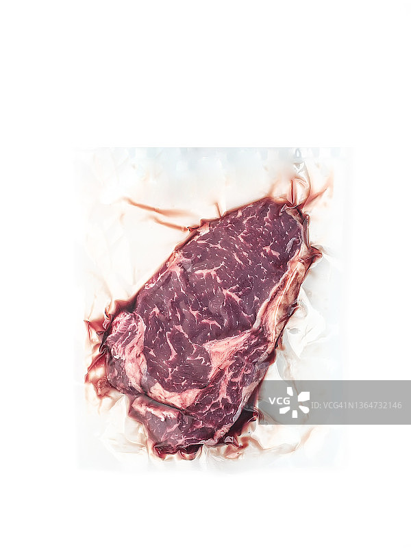 白色背景真空塑料包装眼肉牛肉牛排特写顶部视图图片素材