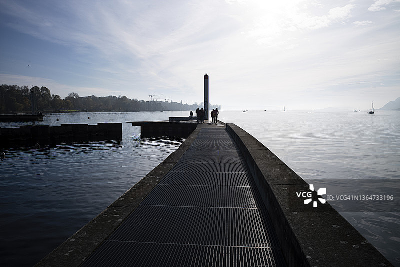 瑞士伯恩州比尔湖码头和灯塔上的人们图片素材
