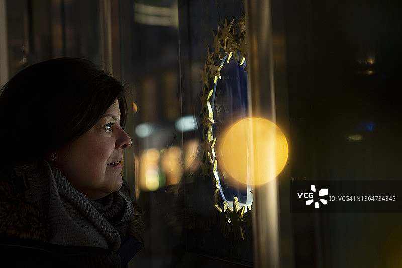 近距离观看假日礼品商业广告的美丽女人图片素材