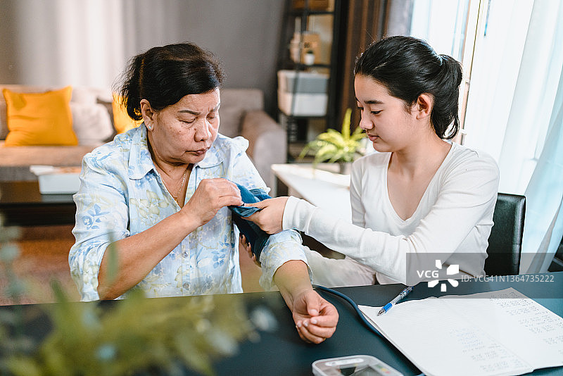 亚洲少女为祖母进行医疗检查图片素材