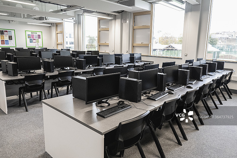 中学电脑室里的台式电脑图片素材