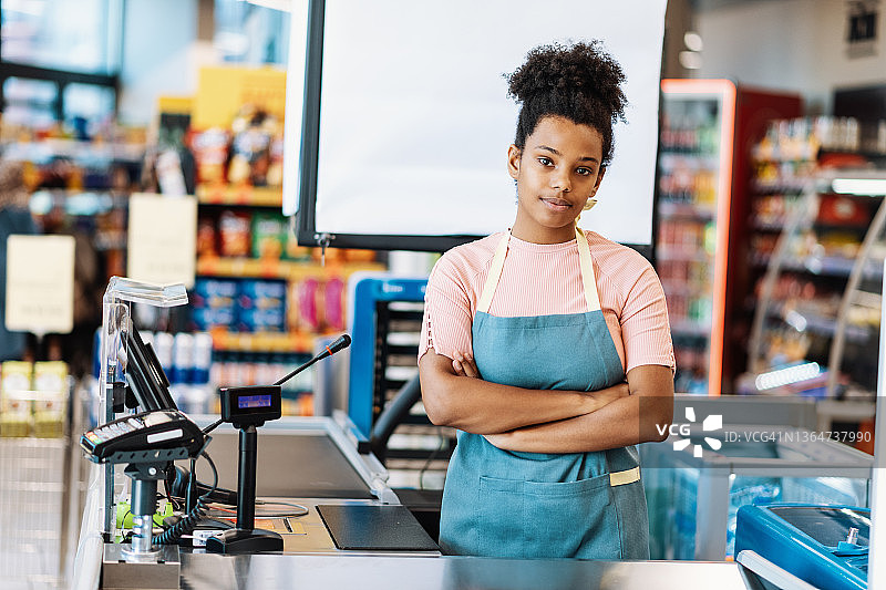 超市收银员面带微笑图片素材
