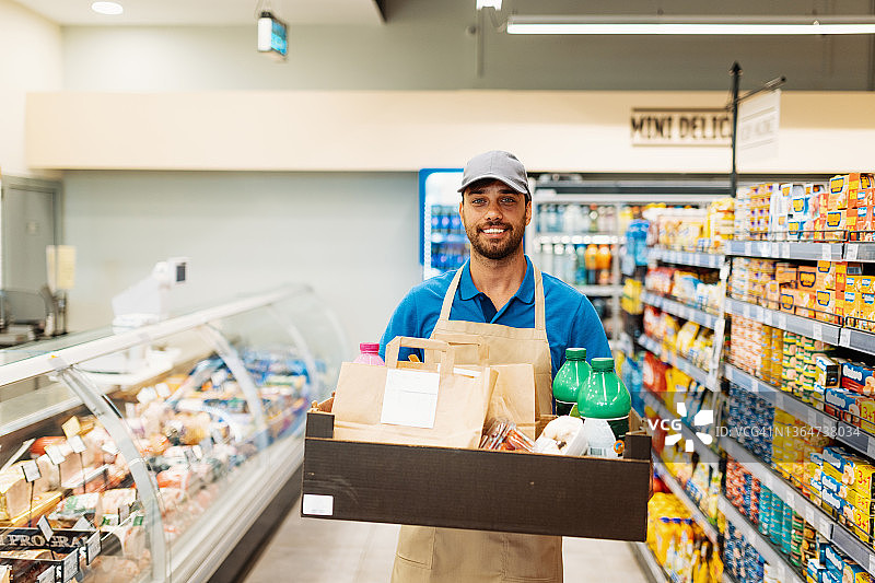 配送员手提杂货店订单 - 无接触配送图片素材
