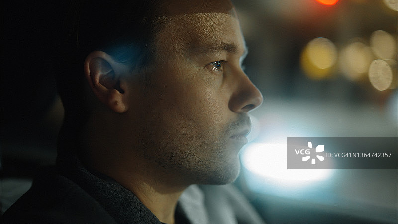 男子夜间驾车图片素材