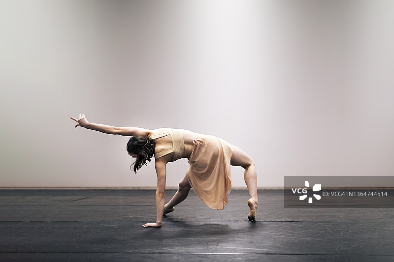 在舞台上表演现代舞的年轻女孩图片素材