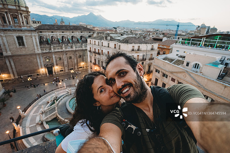 千禧一代夫妇在意大利巴勒莫的普雷托利亚广场自拍图片素材
