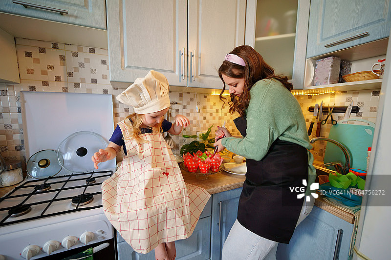 母女自制糖果图片素材