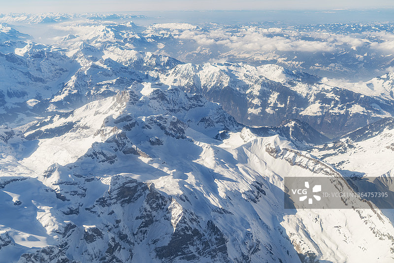 冬季瑞士阿尔卑斯山鸟瞰图片素材