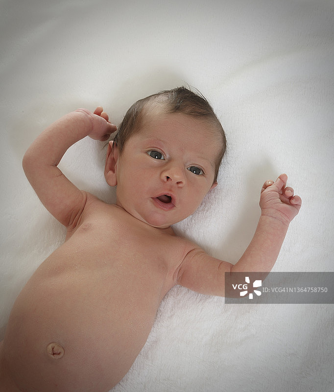 新生白人婴儿的鸟瞰图图片素材