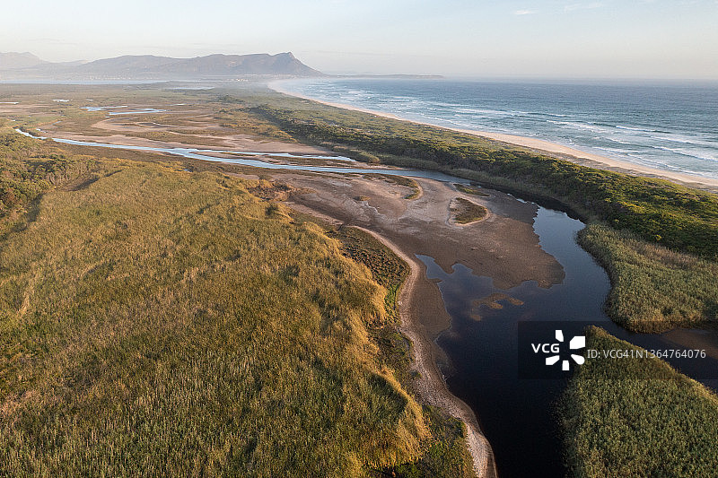 海岸附近的原始河口图片素材