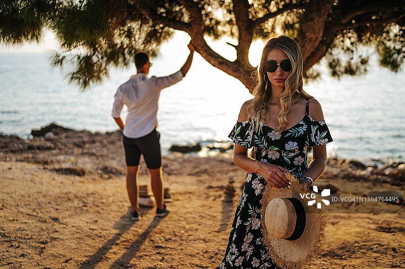 沙滩上的情侣图片素材