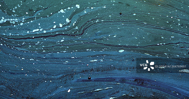 水面上的抽象污渍，由浮萍和水华组成图片素材