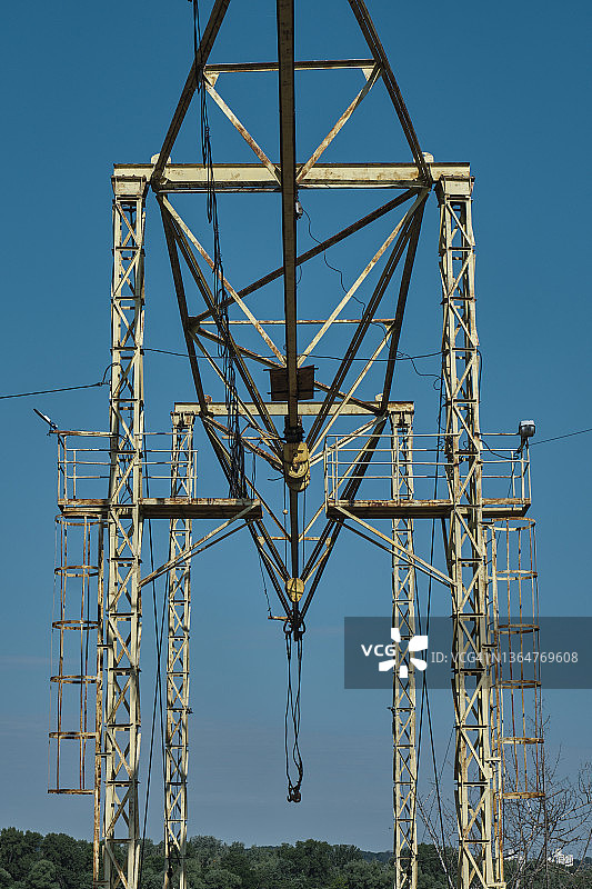 矗立在河港的金属结构物图片素材