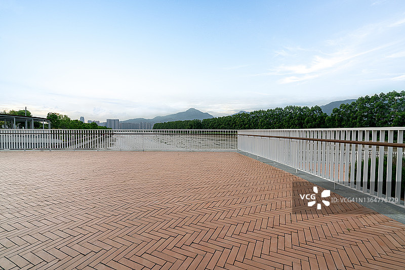 阳光明媚的砖砌广场图片素材