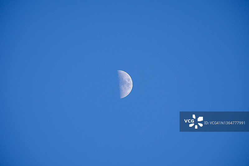 蓝色天空中的月亮图片素材