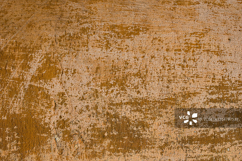 旧黄色墙壁上的刮痕油漆背景图片素材