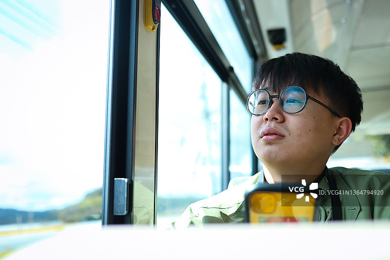 年轻男人在公共交通工具上使用手机图片素材