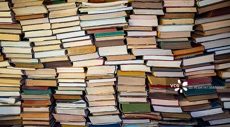 一摞高高的书图片素材