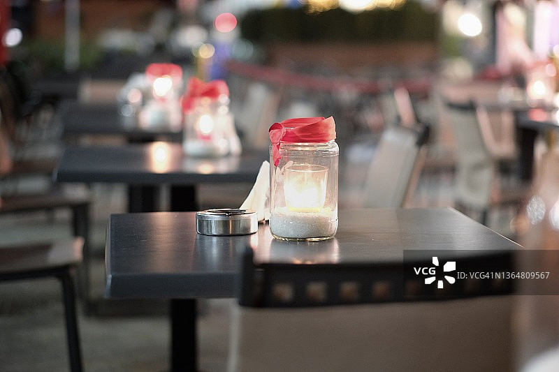 夜晚，餐桌中央有蜡烛图片素材