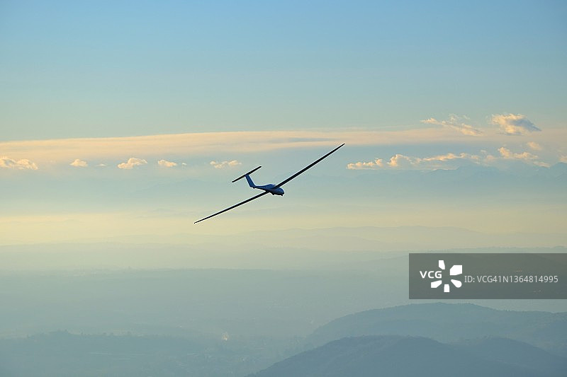 山丘上空的滑翔机图片素材