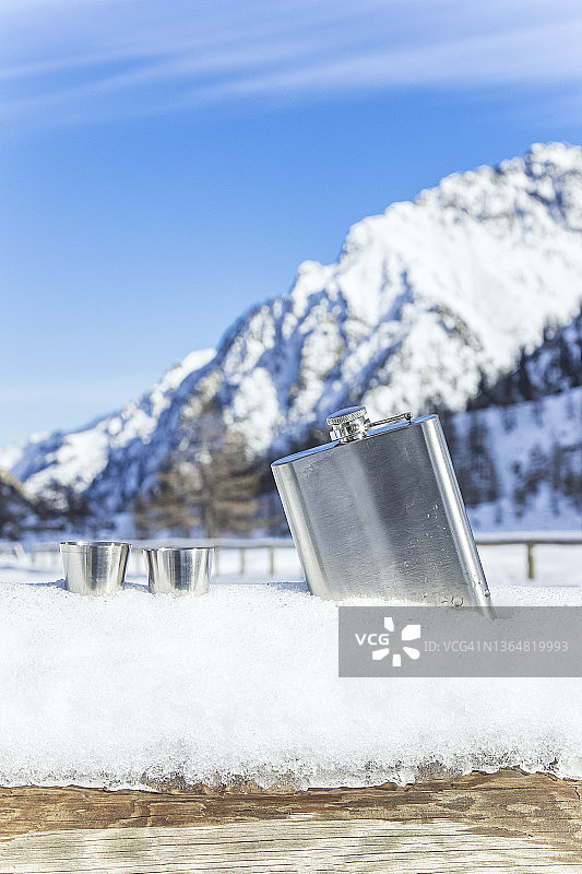 冬日山景与酒壶图片素材
