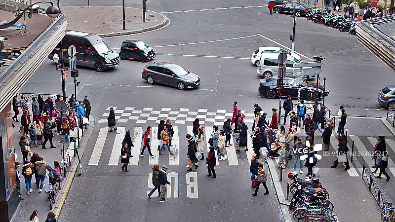 行人与人行横道交通图片素材