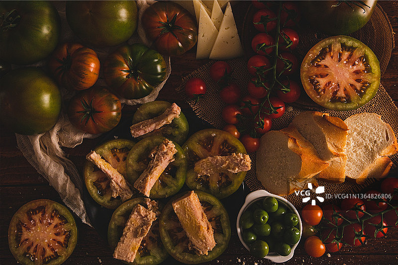 木桌上盛放的各种番茄和橄榄油图片素材