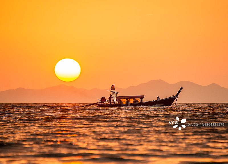 泰国甲米莱利海滩长尾船日落全景图片素材