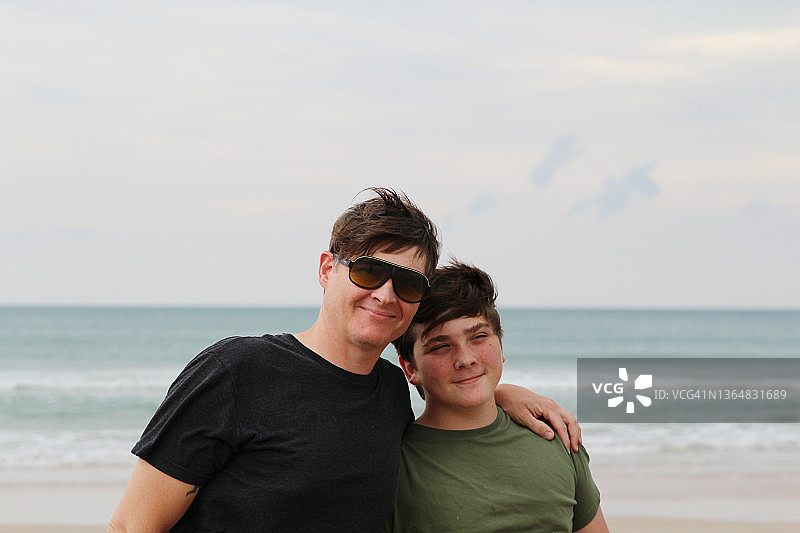 海滩上的父子肖像图片素材