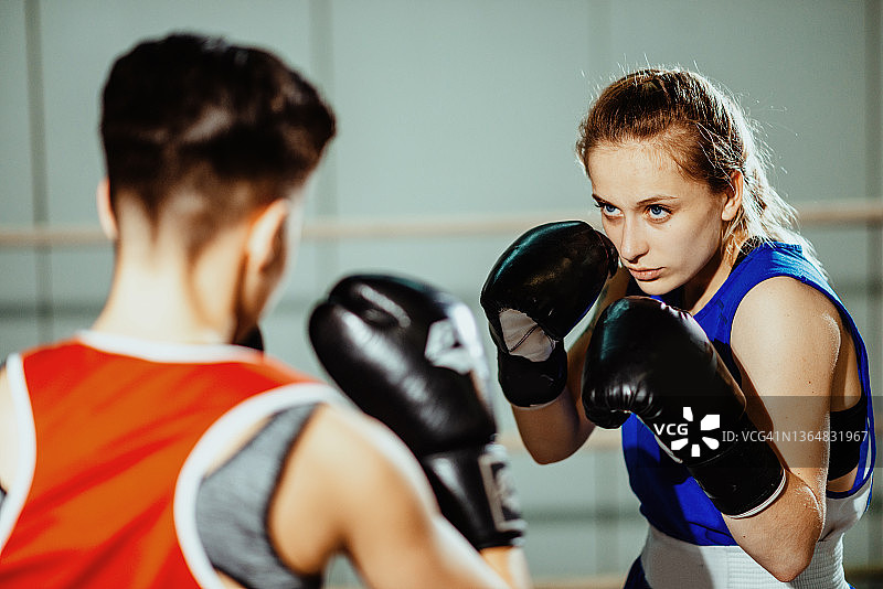 在拳击台上坚强而有决心的女子拳击图片素材