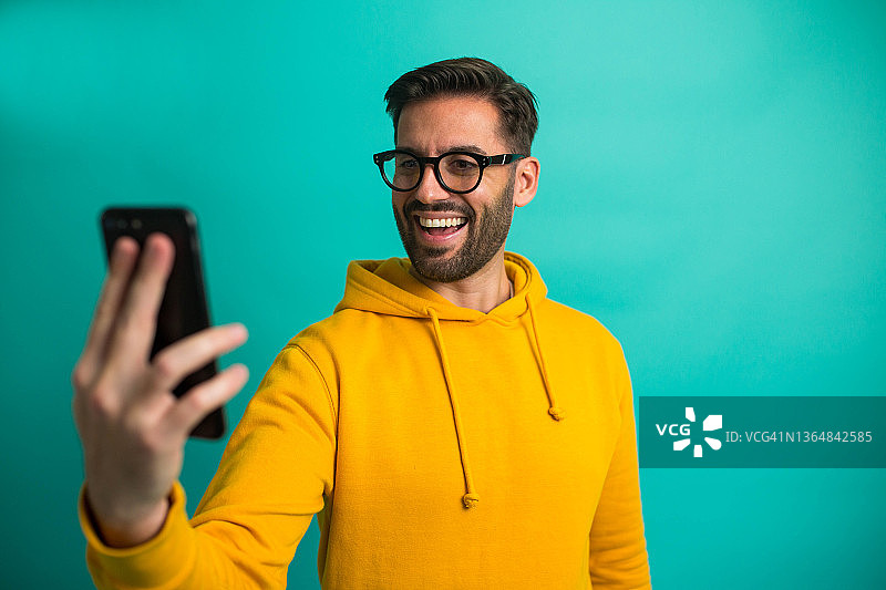 收到消息！戴眼镜拿手机的男人图片素材