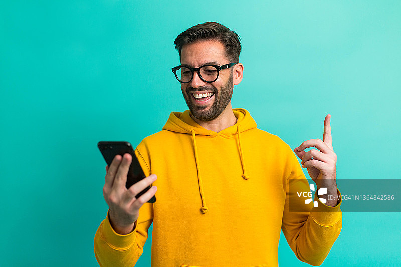 收到消息！戴眼镜拿手机的男人图片素材