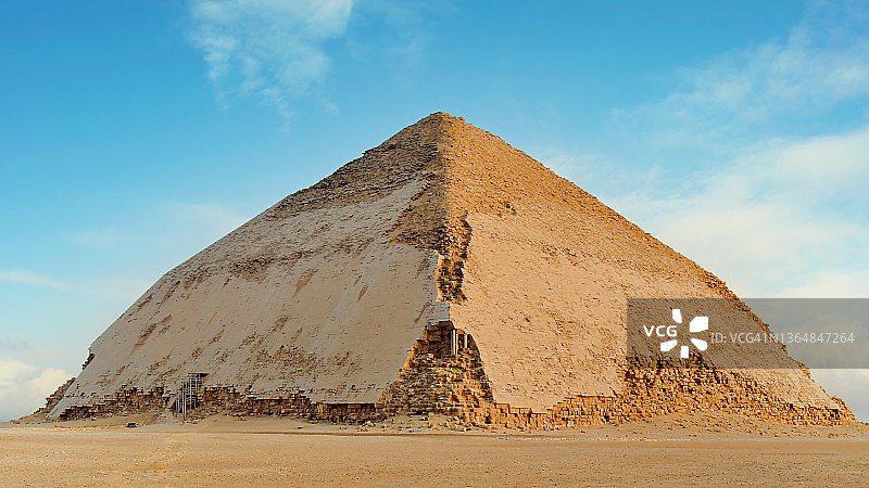 埃及开罗代赫舒尔的弯曲金字塔图片素材
