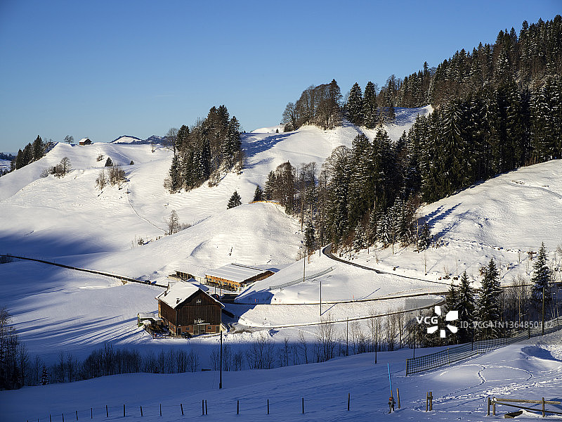 阿彭策尔村庄的山脉和雪景图片素材