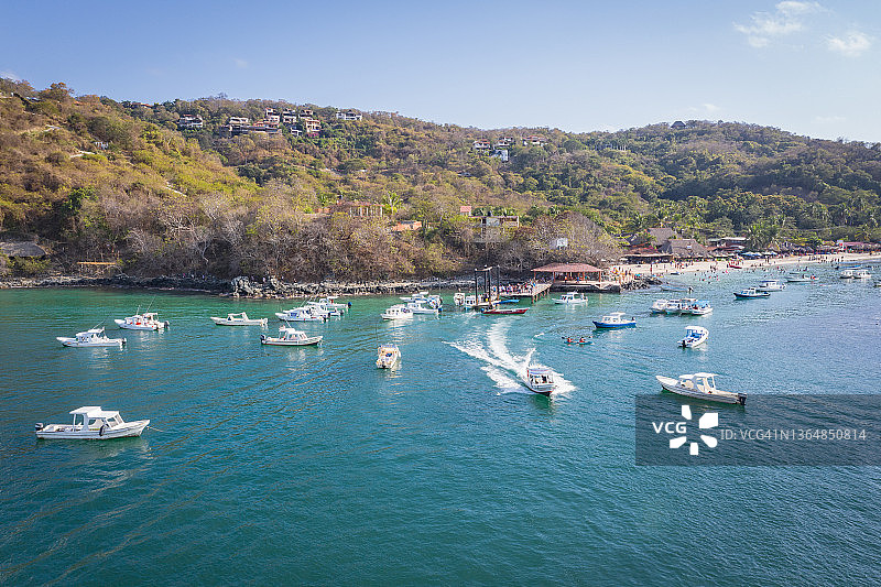 墨西哥锡瓦塔内霍拉斯加塔斯海滩上的许多水上出租车图片素材