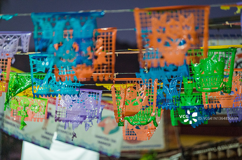 墨西哥街道悬挂鲜艳装饰纸图片素材