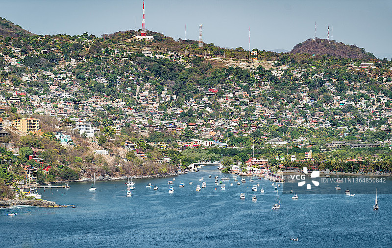 墨西哥锡瓦塔内霍湾普拉亚普林西帕尔的渔船和水上出租车图片素材
