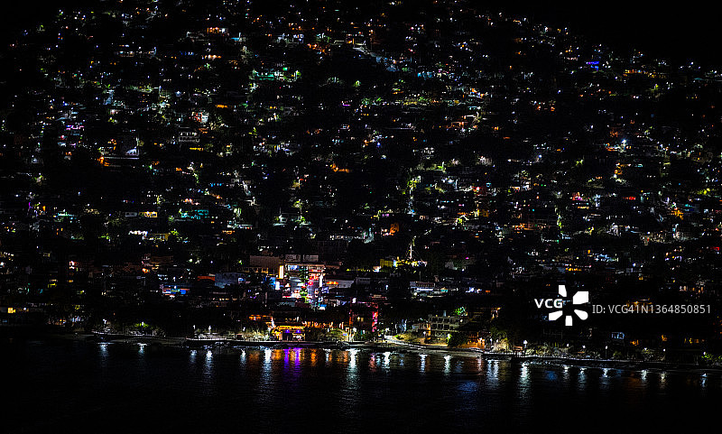 夜晚墨西哥锡瓦塔内霍明亮灯光的鸟瞰图图片素材
