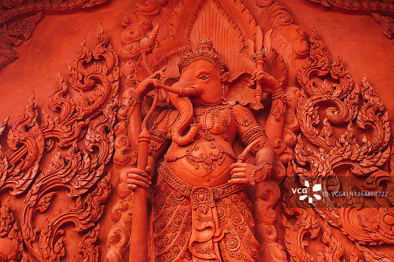 泰国苏梅岛的红色寺庙，希拉·恩古寺：传统亚洲宗教建筑和象征图片素材