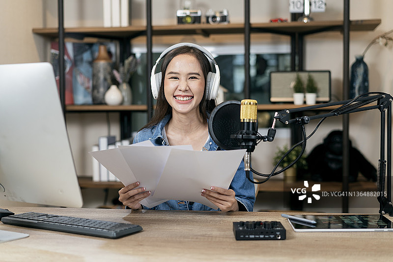播客主播在家坐在椅子上使用笔记本电脑图片素材