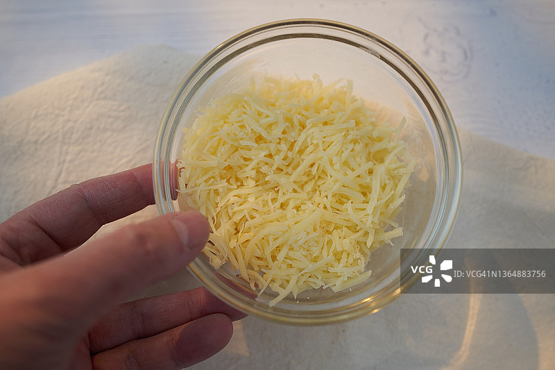 磨碎的埃曼塔奶酪杯图片素材