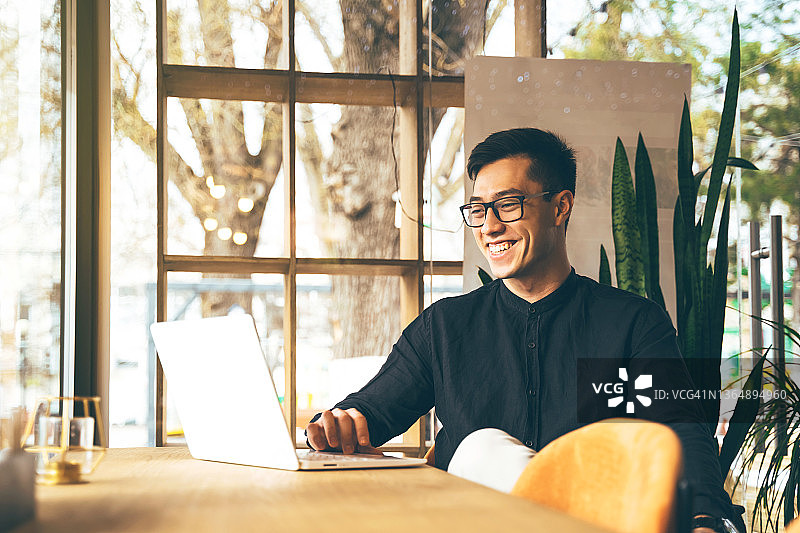 年轻亚洲企业家在公共办公室进行视频会议图片素材