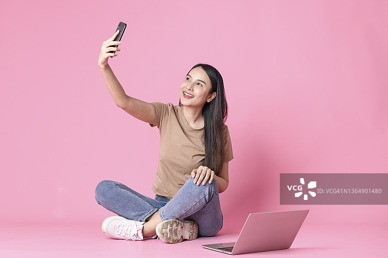 年轻女人自拍的摄影棚照片图片素材