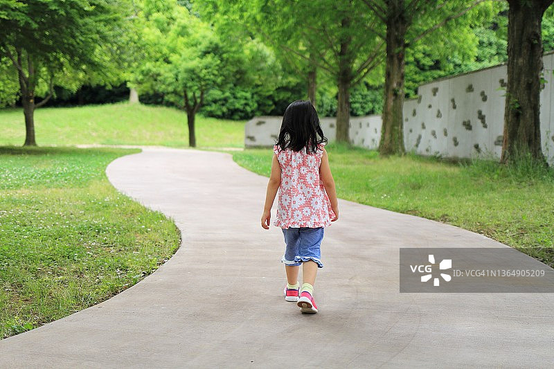 孩子在公园里进行治疗性散步图片素材