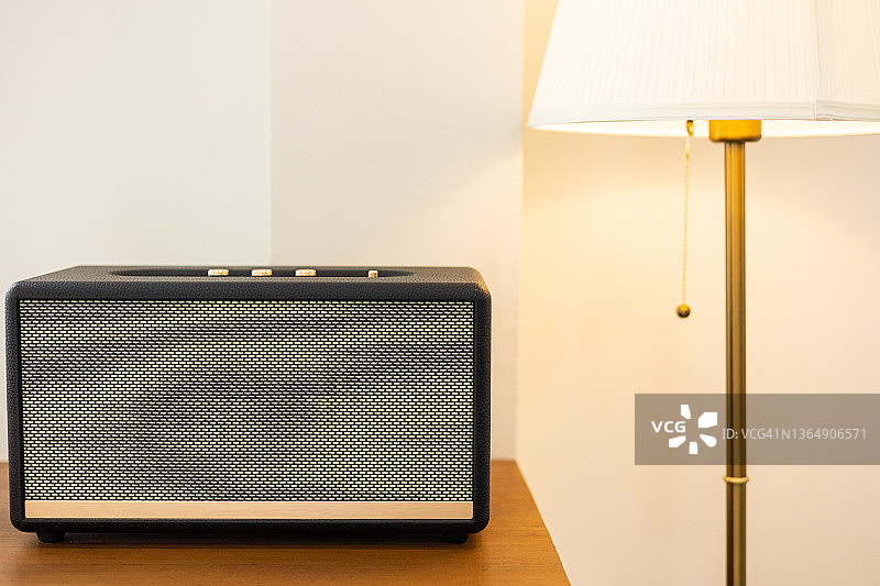 录音棚中的智能音箱图片素材