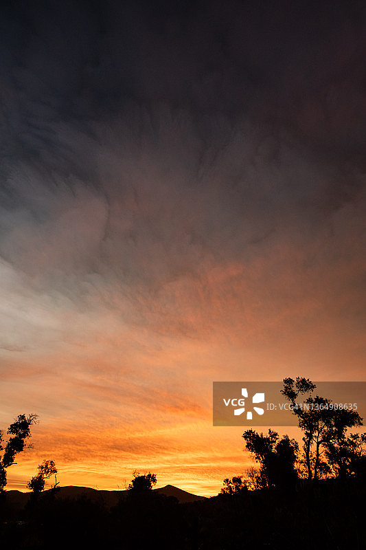 汤加-洪阿哈阿帕伊火山喷发后新喀里多尼亚的日落图片素材