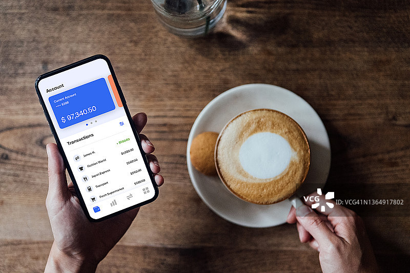 具有移动银行服务的财务管理图片素材