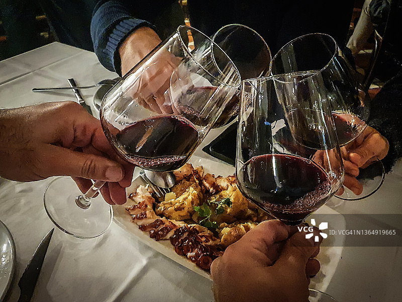 朋友聚餐佐酒吐司图片素材